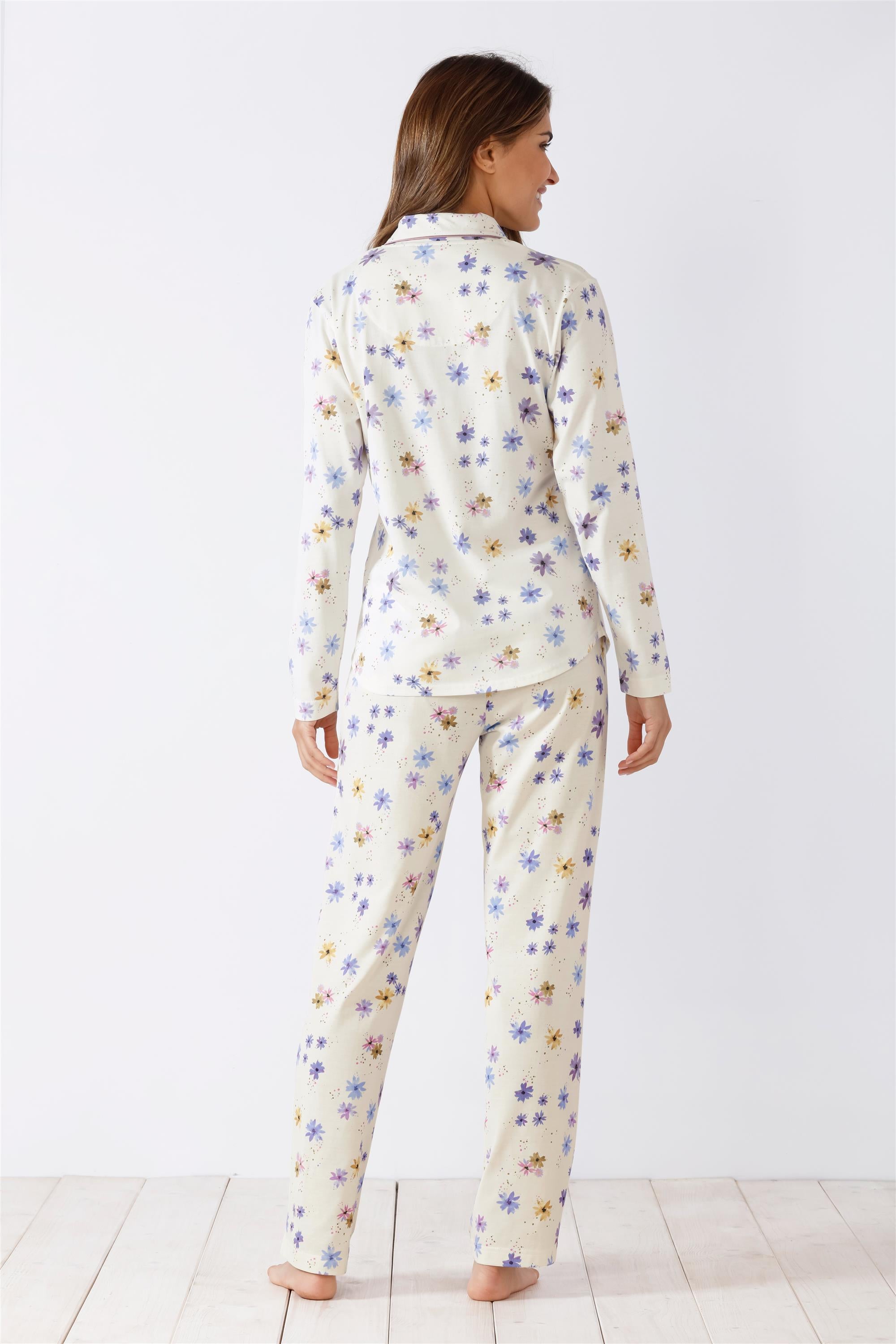 Weißes Pyjama-Set mit Blumendruck für Frauen.