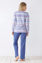 Gestreiftes langärmeliges Damen-Pyjama-Oberteil und blaue Pyjama-Hose.