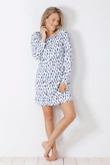 Ein langärmeliges weiß-blau gemustertes Nachthemd.