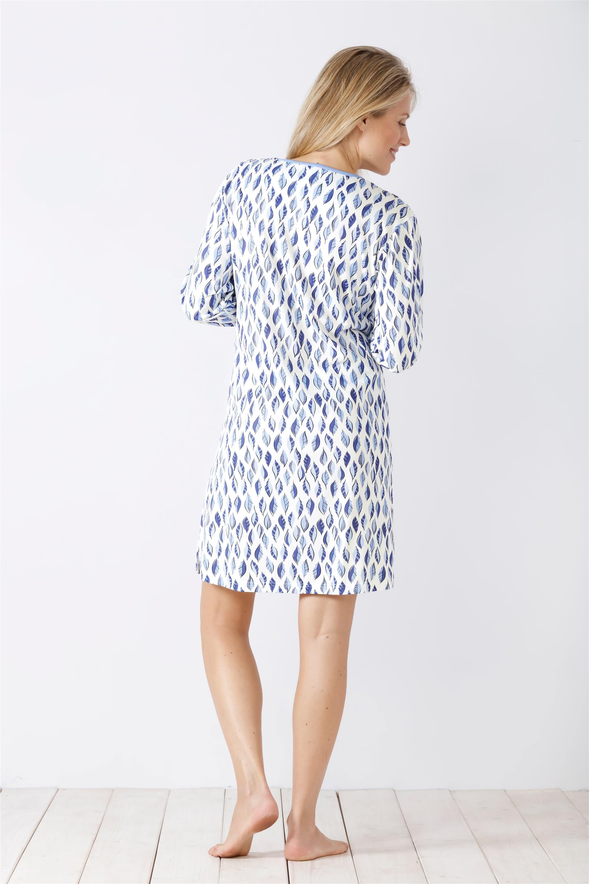 Ein blau-weiß gemustertes kurzärmeliges Nachthemd einer Frau.