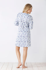 Ein blau-weiß gemustertes kurzärmeliges Nachthemd einer Frau.