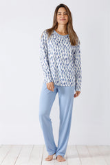 Hellblau gemustertes, langärmeliges Pyjama-Set für Damen.