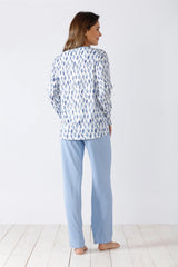 Weiß und blau gemustertes langärmeliges Damen-Pyjama-Oberteil und hellblaue Pyjamahose.