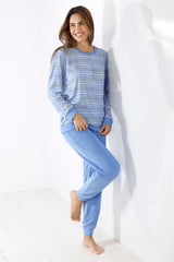 Hellblau-weiß gestreiftes, langärmeliges Pyjama-Set für Damen.