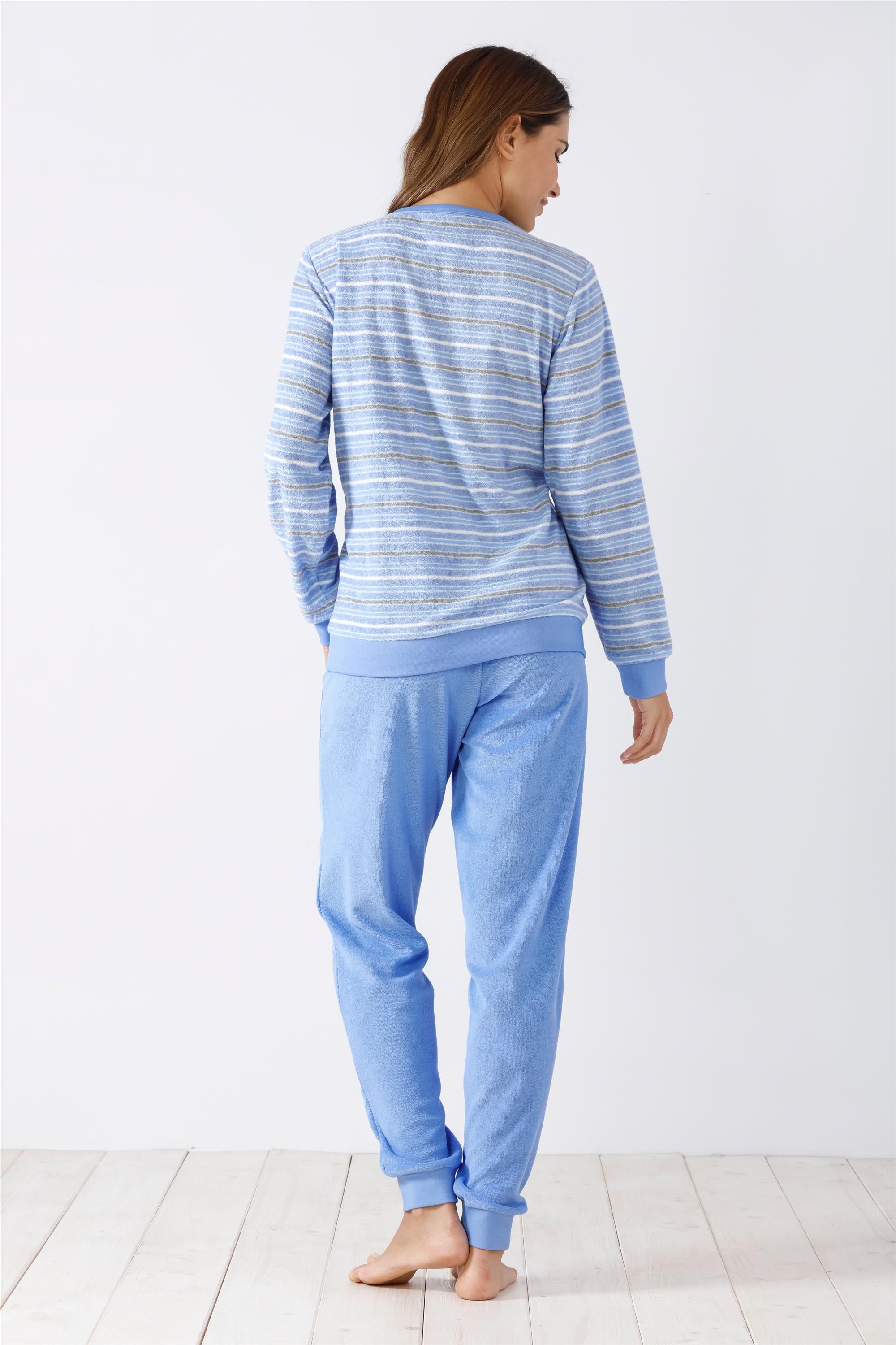 Blau gestreiftes langärmeliges Damen-Pyjama-Oberteil und einfarbig blaue Pyjama-Hose.