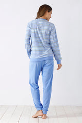 Blau gestreiftes langärmeliges Damen-Pyjama-Oberteil und einfarbig blaue Pyjama-Hose.