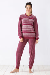 Langärmeliges gestreiftes Pyjama-Set für Damen in Burgunderfarben.