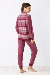 Zweiteiliges burgunderfarben gestreiftes langärmeliges Pyjama-Set für Damen.