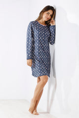 Blaues langärmeliges Nachthemd mit weißem abstraktem Muster.