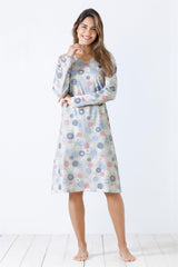 Hellgraues langärmeliges Nachthemd mit buntem Kreismuster.