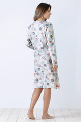 Gemustertes langärmeliges Nachthemd für Frauen.