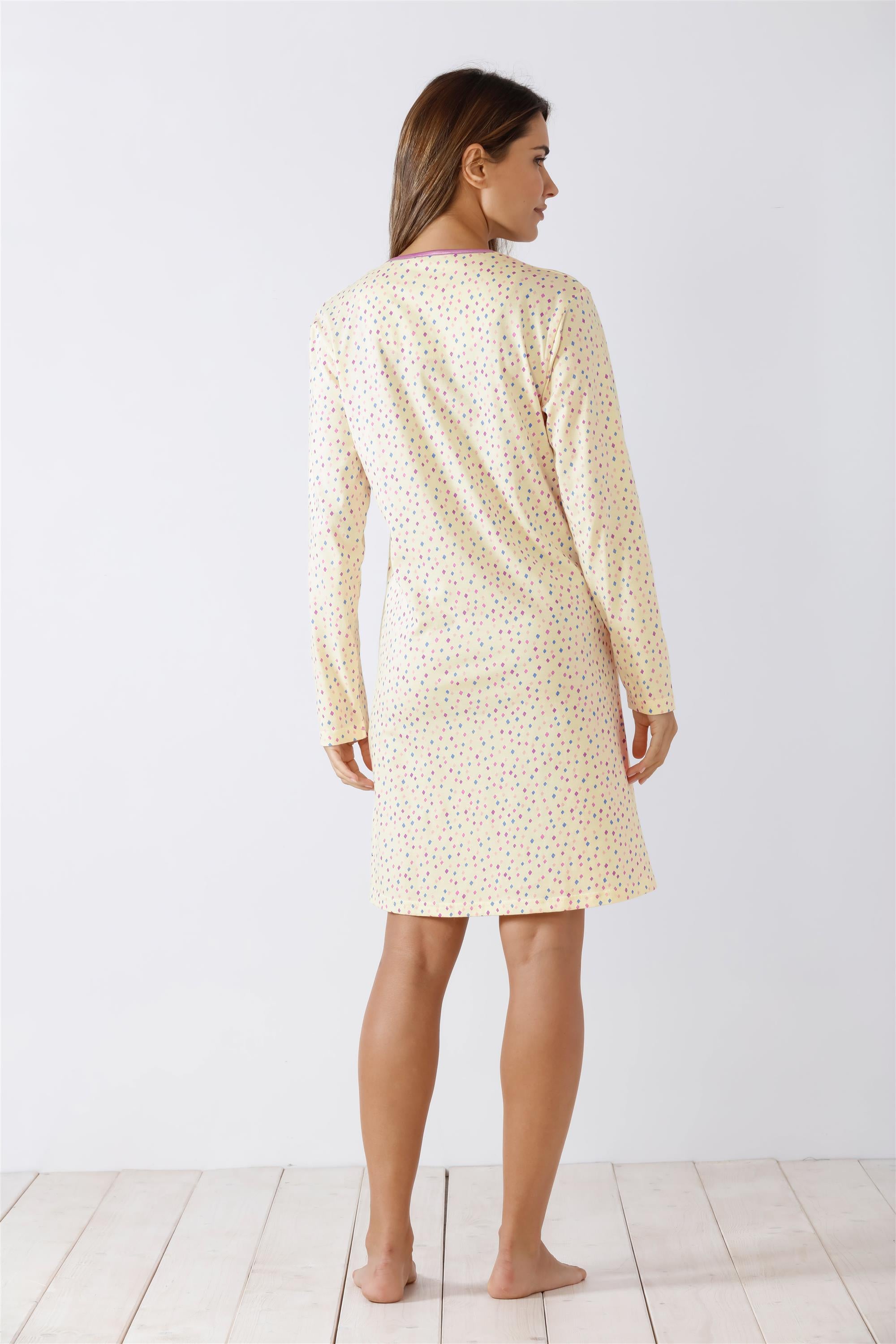 Gelbes langärmeliges Nachthemd mit kleinen Tupfen
