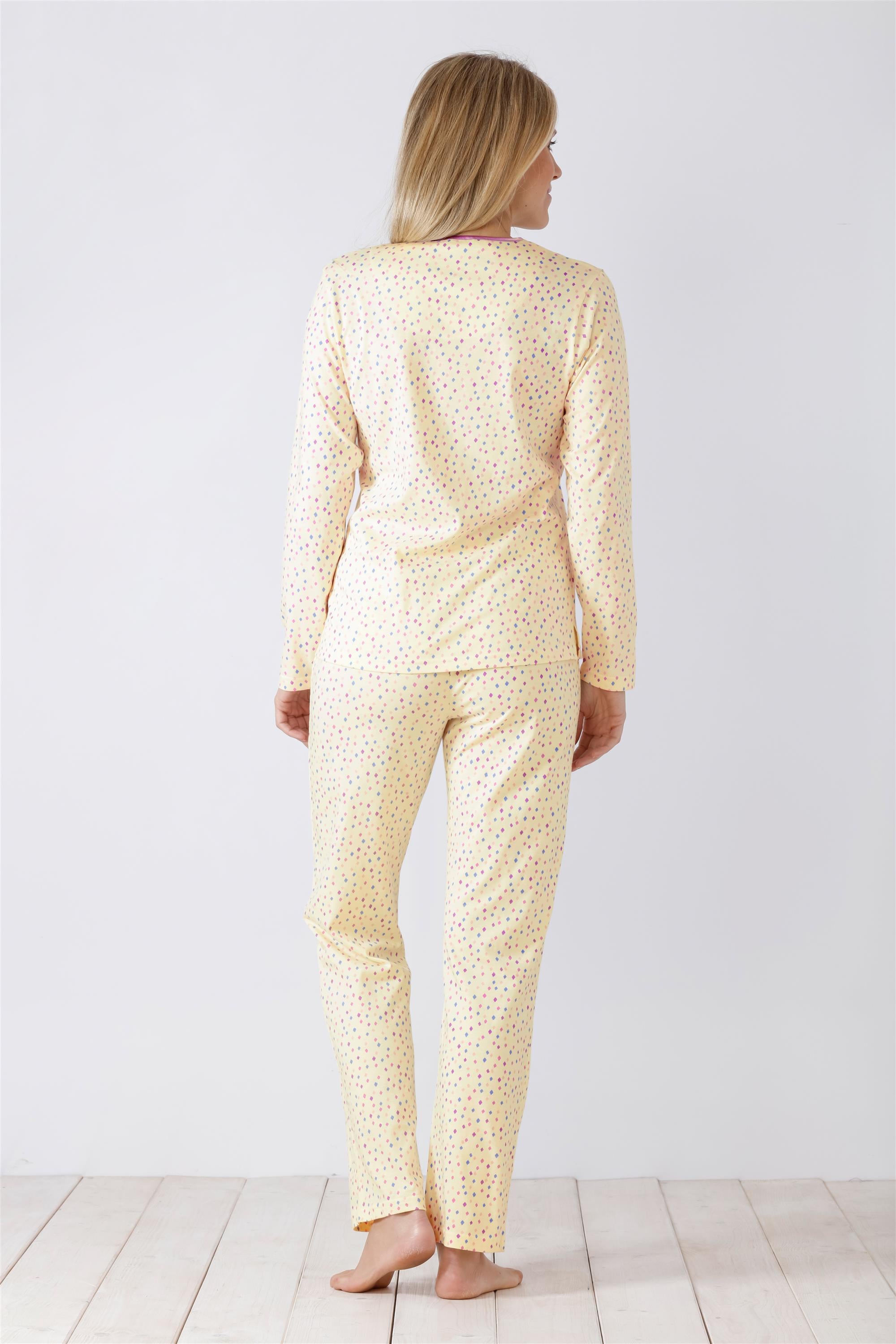 Schlafanzug mit gelben Tupfen für Frauen.