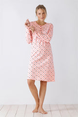 Rosa langärmeliges Nachthemd mit dunklem Blumenmuster und Knopfleiste.