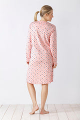 Ein hellrosa langärmeliges Nachthemd mit einem verstreuten dunklen Muster.