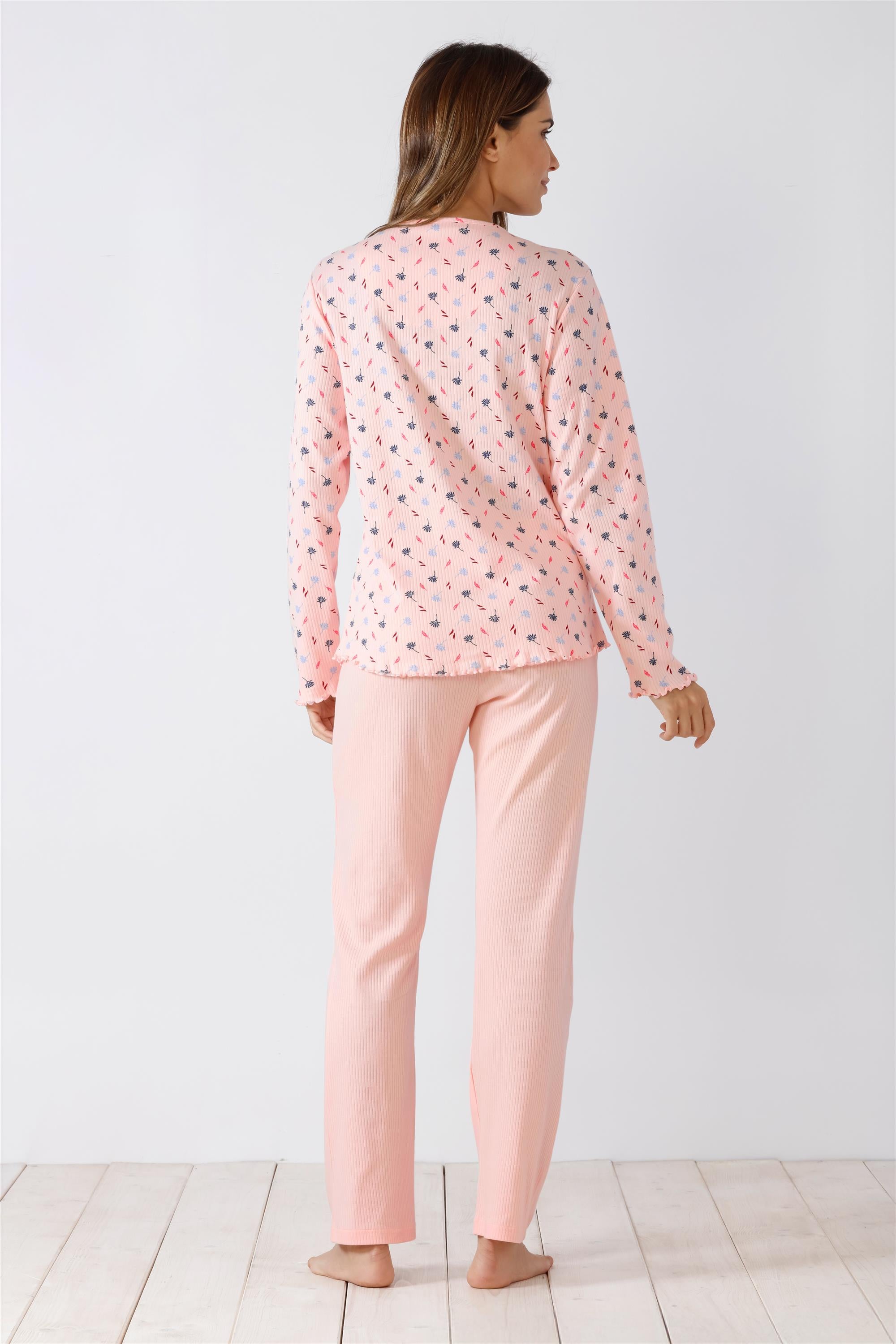 Rosa langärmeliges Damen-Pyjama-Set mit dezentem Blumen- oder Mustertop.
