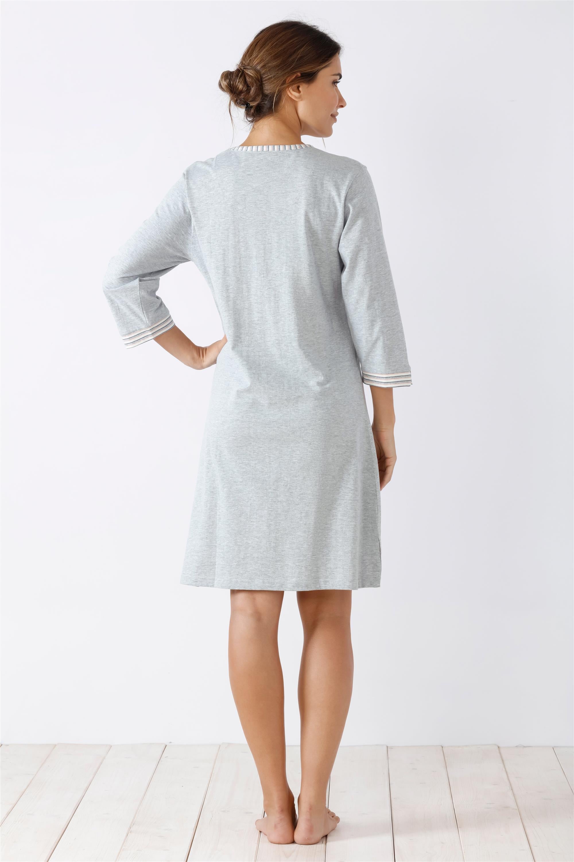 Hellblau-weiß gestreiftes Nachthemd mit Dreiviertelärmeln.