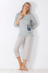 Hellblau-weiß gestreiftes Damen-Pyjama-Set mit verkürzter Hose.