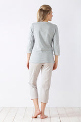 Hellblau-weiß gestreiftes Damen-Pyjama-Set mit Dreiviertel-Ärmeln und verkürzter Hose.