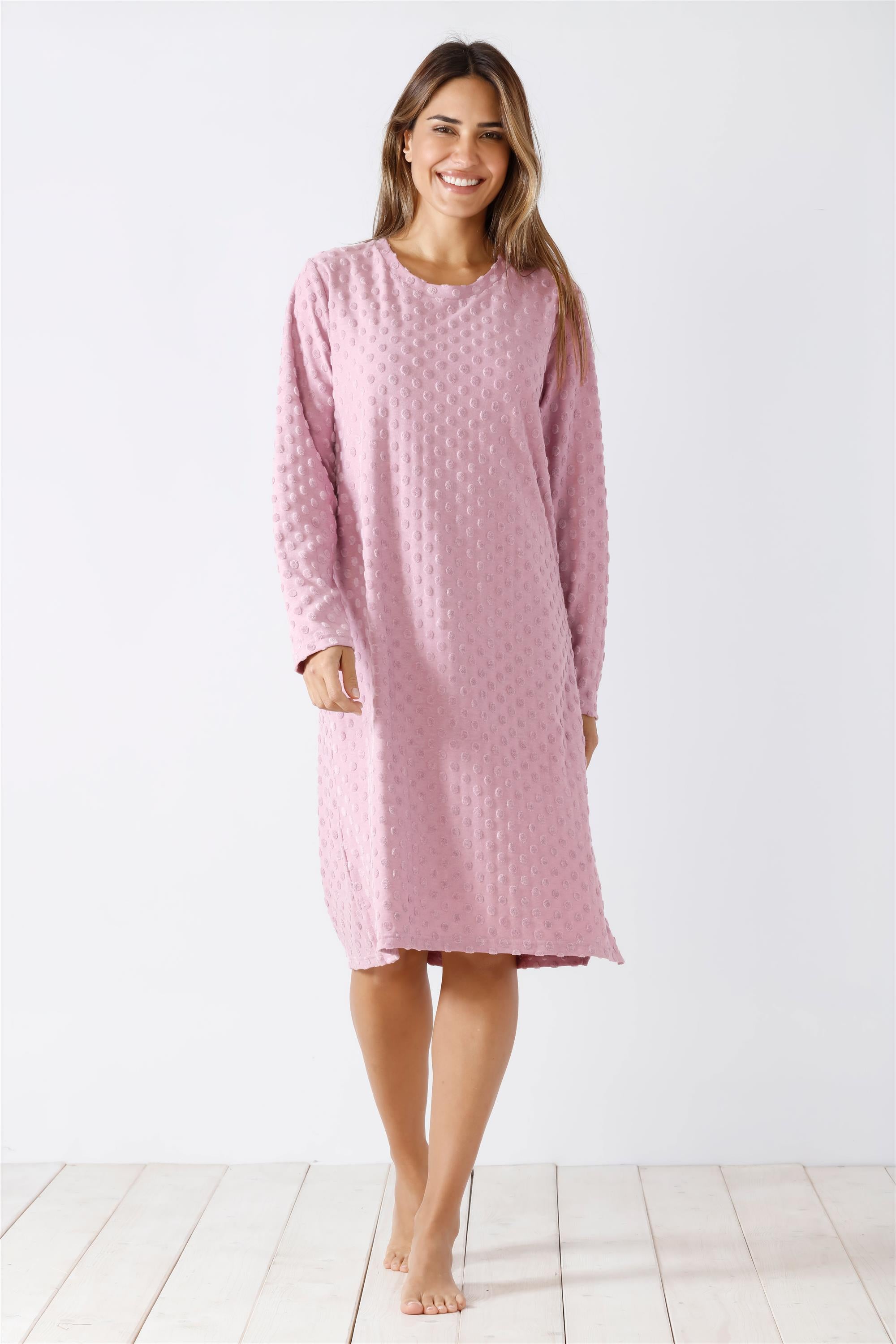 Hellrosa langärmeliges Nachthemd mit strukturierten Tupfen.