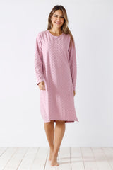 Hellrosa langärmeliges Nachthemd mit strukturierten Tupfen.