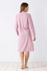 Rosafarbenes, langärmeliges Nachthemd für Damen mit strukturiertem Muster.