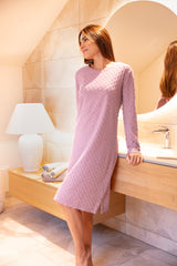 Langärmeliges, lila Nachthemd mit strukturiertem Tupfenmuster.