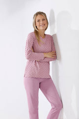 Rosa langärmeliges Damen-Pyjama-Set mit strukturiertem Oberteil.