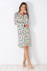 Langärmeliges Nachthemd einer Frau mit buntem Ikat-Muster und violettem Saum.