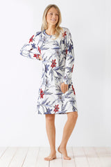 Langärmeliges Nachthemd mit Blumendruck für eine Frau.