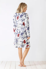 Weißes langärmeliges Nachthemd mit Blumenmuster.