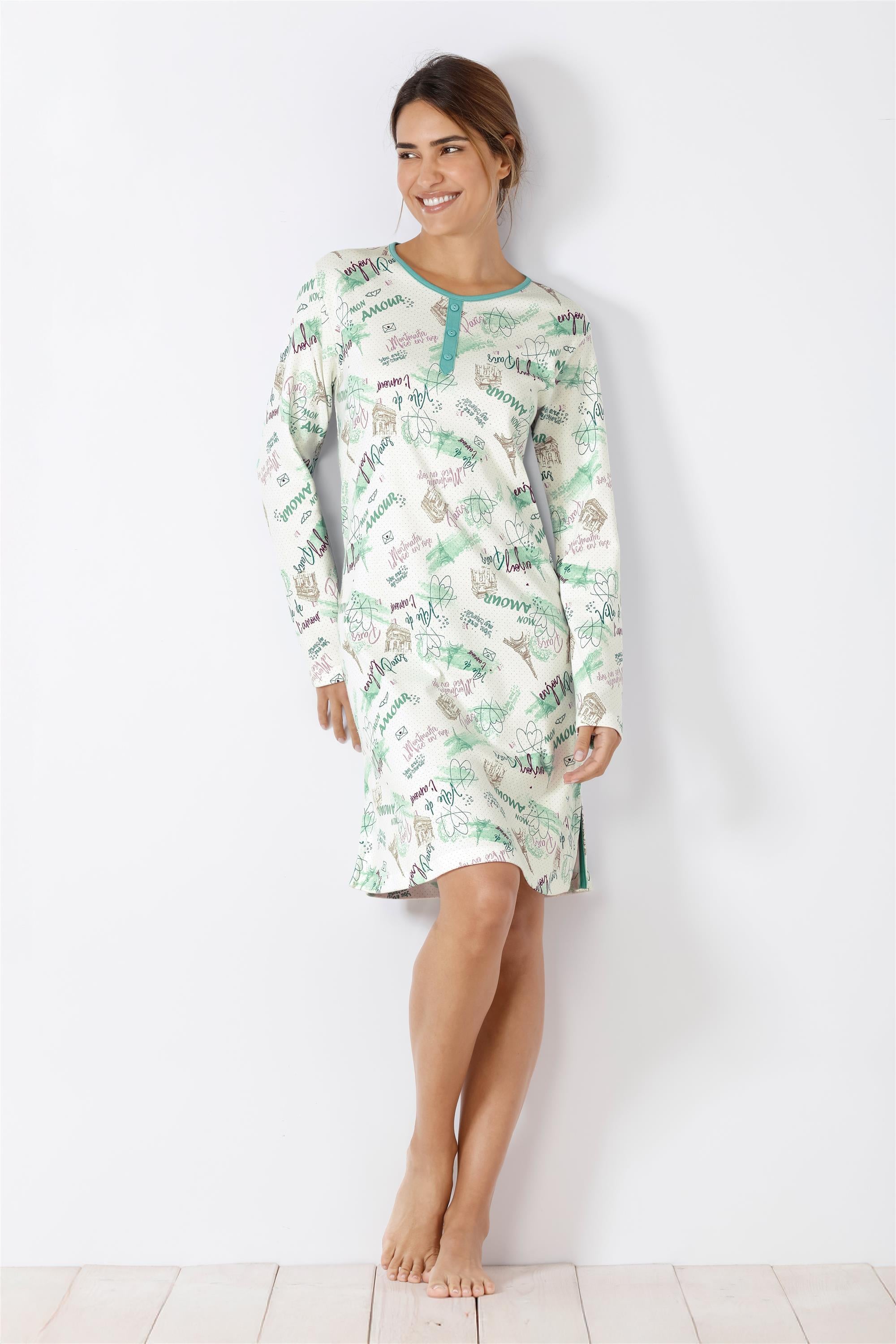 Langärmeliges Nachthemd mit mintgrünem Saum und verspieltem Muster.