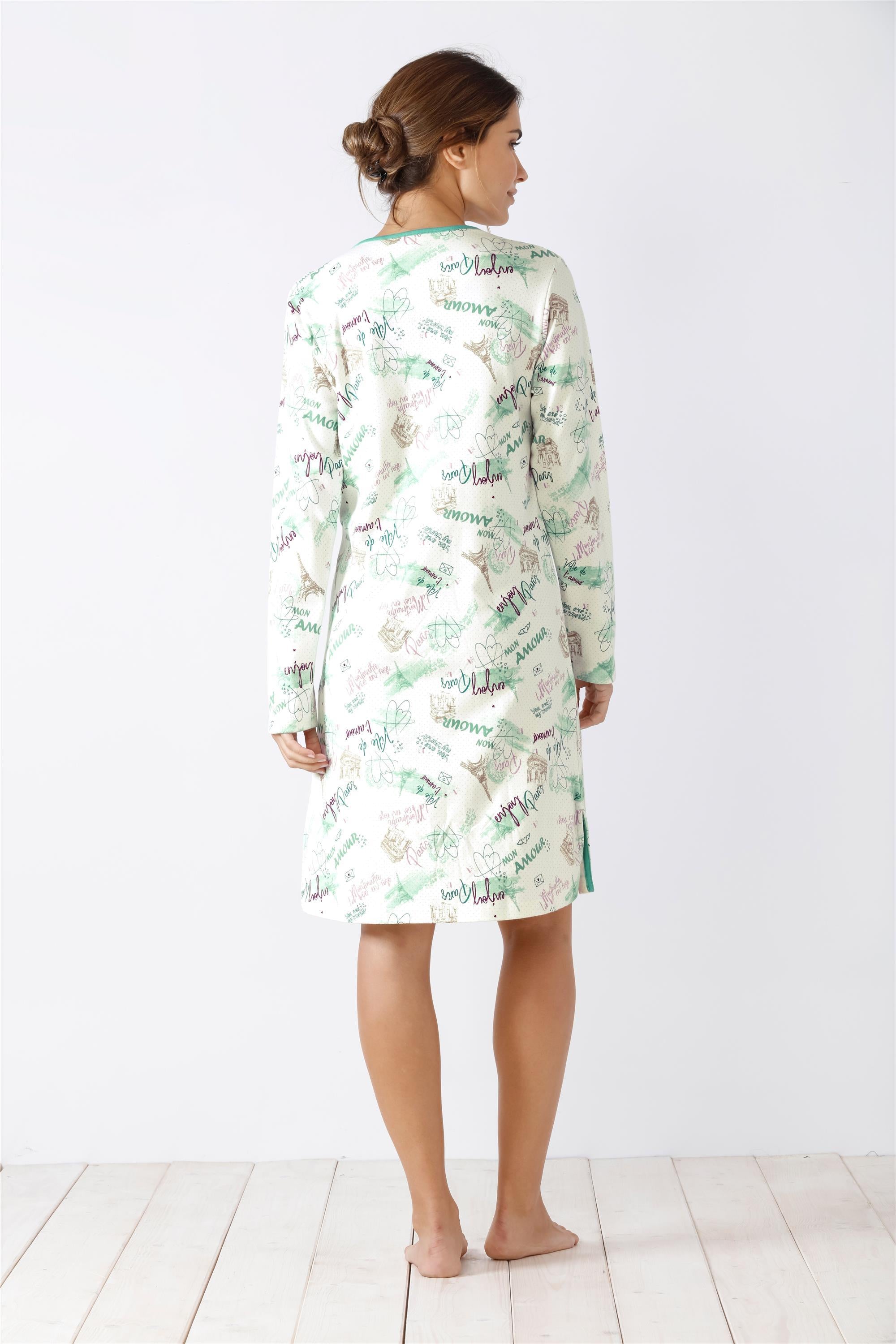 Langärmeliges Damen-Nachthemd mit verspieltem Muster.