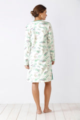 Langärmeliges Damen-Nachthemd mit verspieltem Muster.