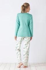 Langärmeliges mintgrünes Oberteil und gemusterte Pyjamahose für Damen.
