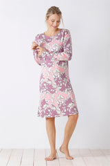 Langärmeliges, knielanges Nachthemd mit Blumenmuster in Lila-, Rosa- und Weiß-Tönen.