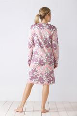 Langärmeliges, geblümtes Damen-Nachthemd in Rosa und Lila.
