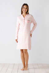 Langärmeliges, rosa-weiß gestreiftes Damen-Nachthemd mit Teilknopfleiste und einer Brusttasche.