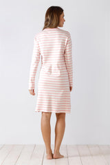 Rosa und weiß gestreiftes langärmeliges Nachthemd.