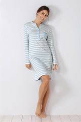 Hellblau-weiß gestreiftes langärmeliges Damen-Nachthemd mit Knopfleiste und Brusttasche.