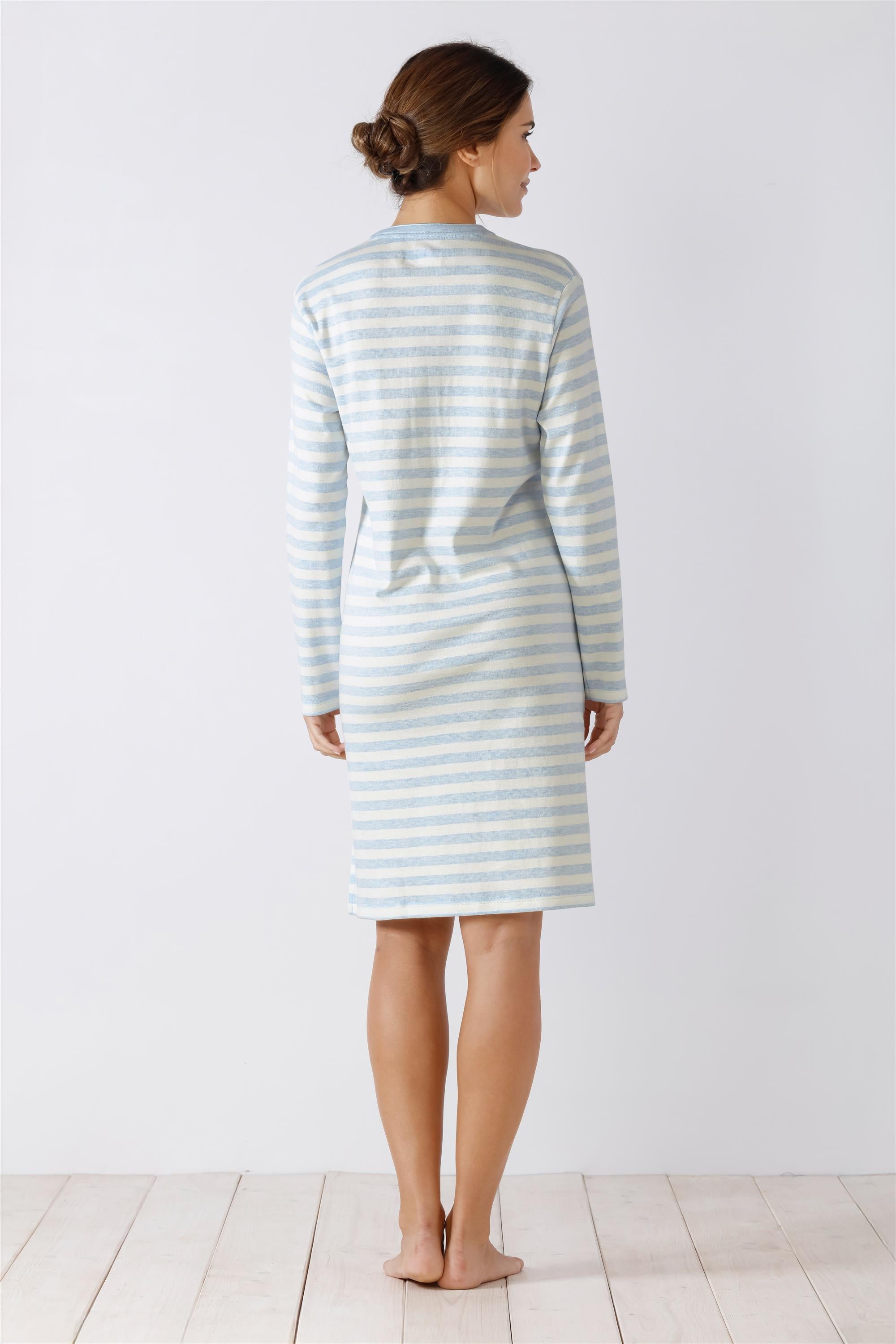 Hellblau-weiß gestreiftes langärmeliges Nachthemd für Damen.