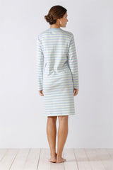 Hellblau-weiß gestreiftes langärmeliges Nachthemd für Damen.