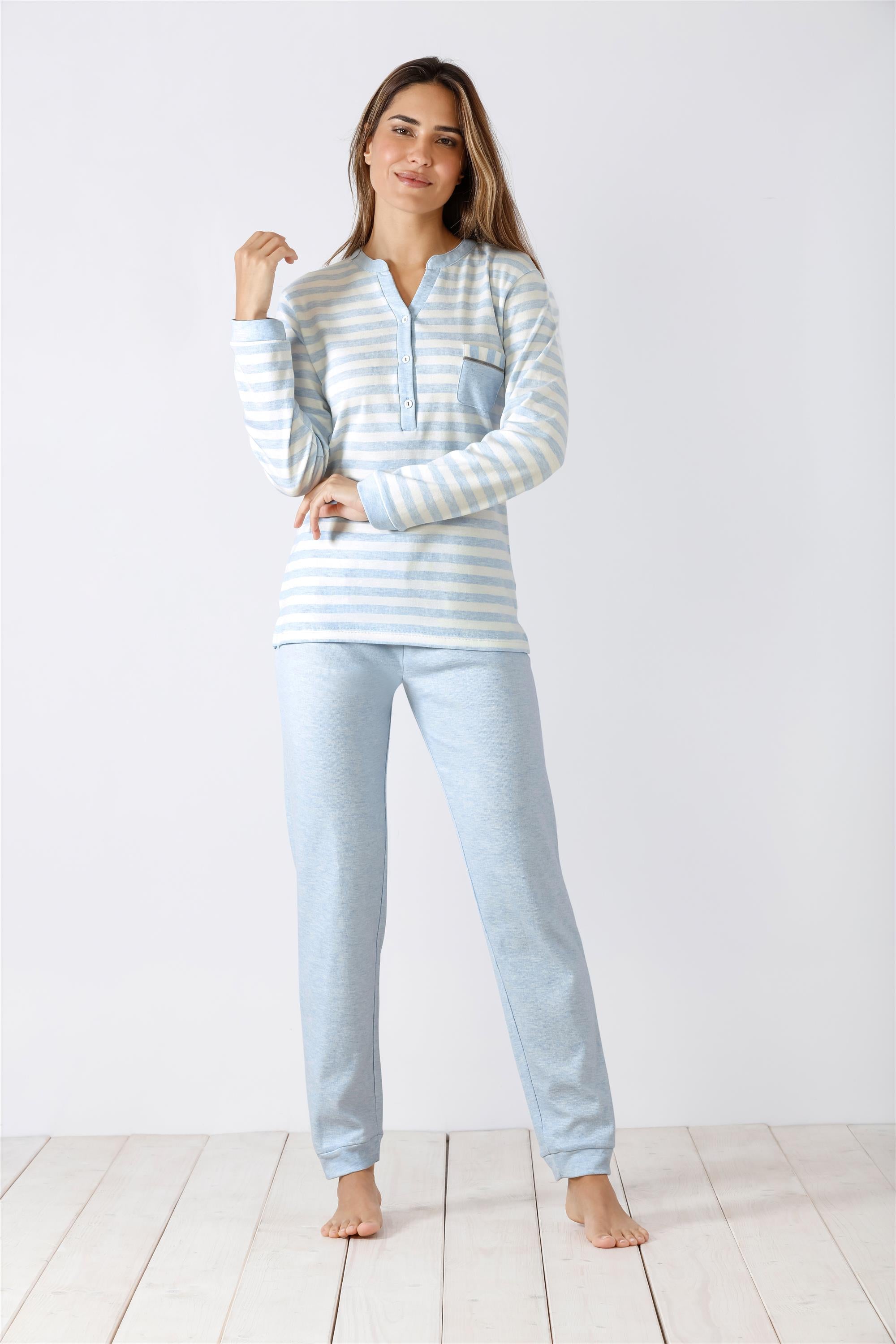 Hellblau-weiß gestreiftes, langärmeliges Pyjama-Set für Damen.