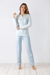 Hellblau-weiß gestreiftes, langärmeliges Pyjama-Set für Damen.