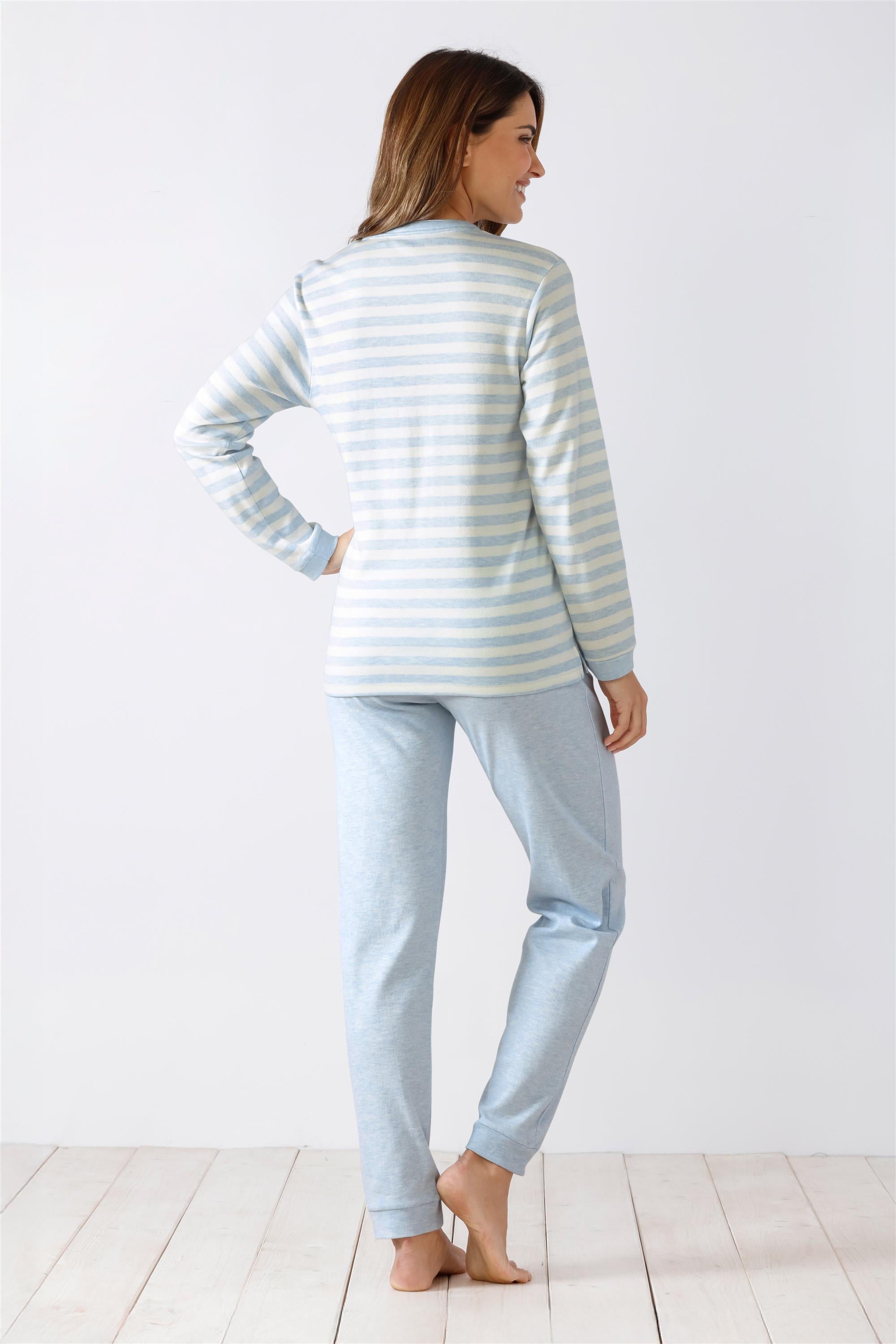 Hellblau-weiß gestreiftes, langärmeliges Damen-Pyjama-Set mit einfarbiger hellblauer Hose.