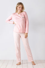 Rosa langärmeliges Pyjama-Oberteil mit gestreifter Pyjama-Hose.