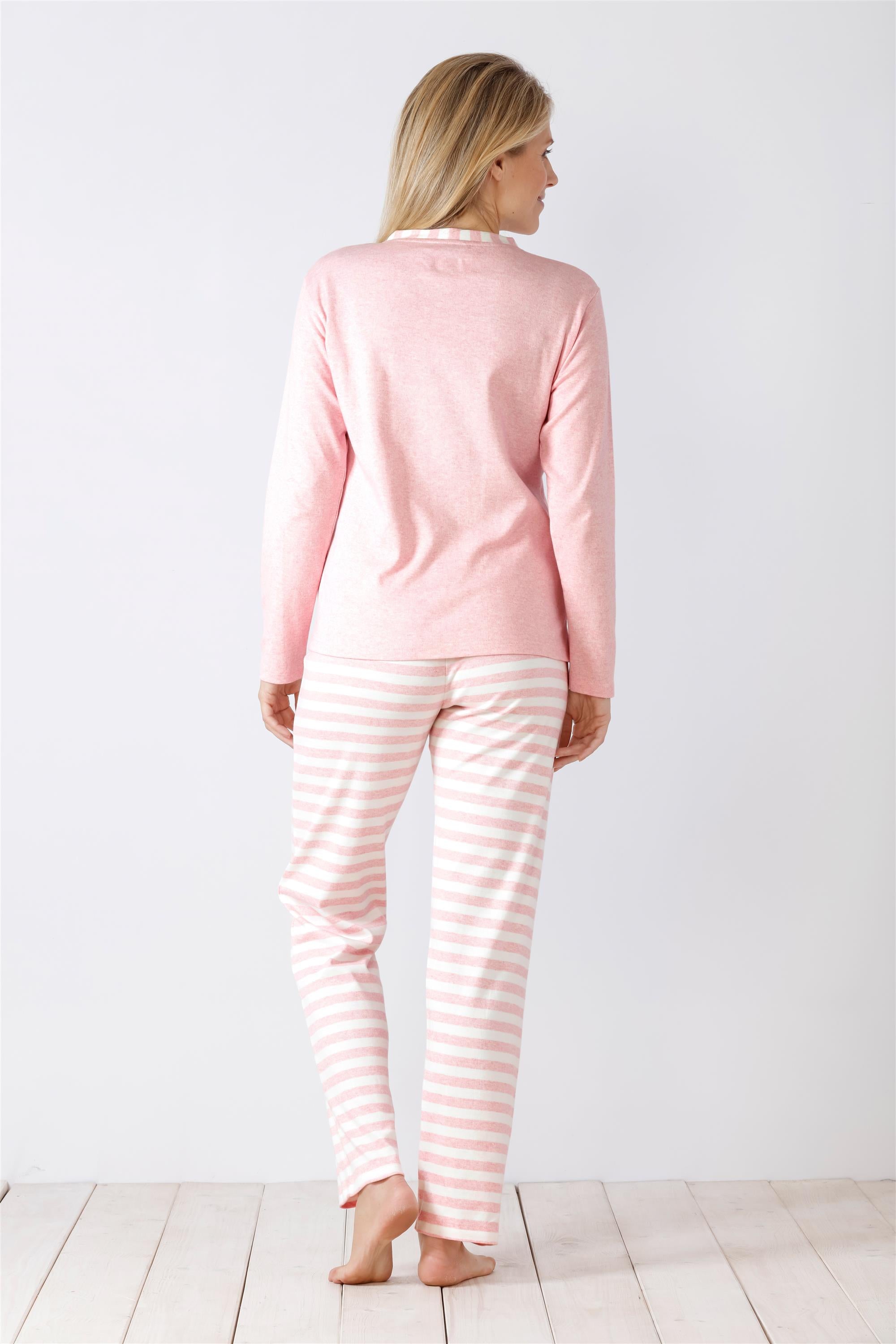 Rosa langärmeliges Pyjama-Oberteil und gestreifte Pyjama-Hose.