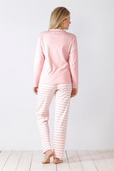 Rosa langärmeliges Pyjama-Oberteil und gestreifte Pyjama-Hose.