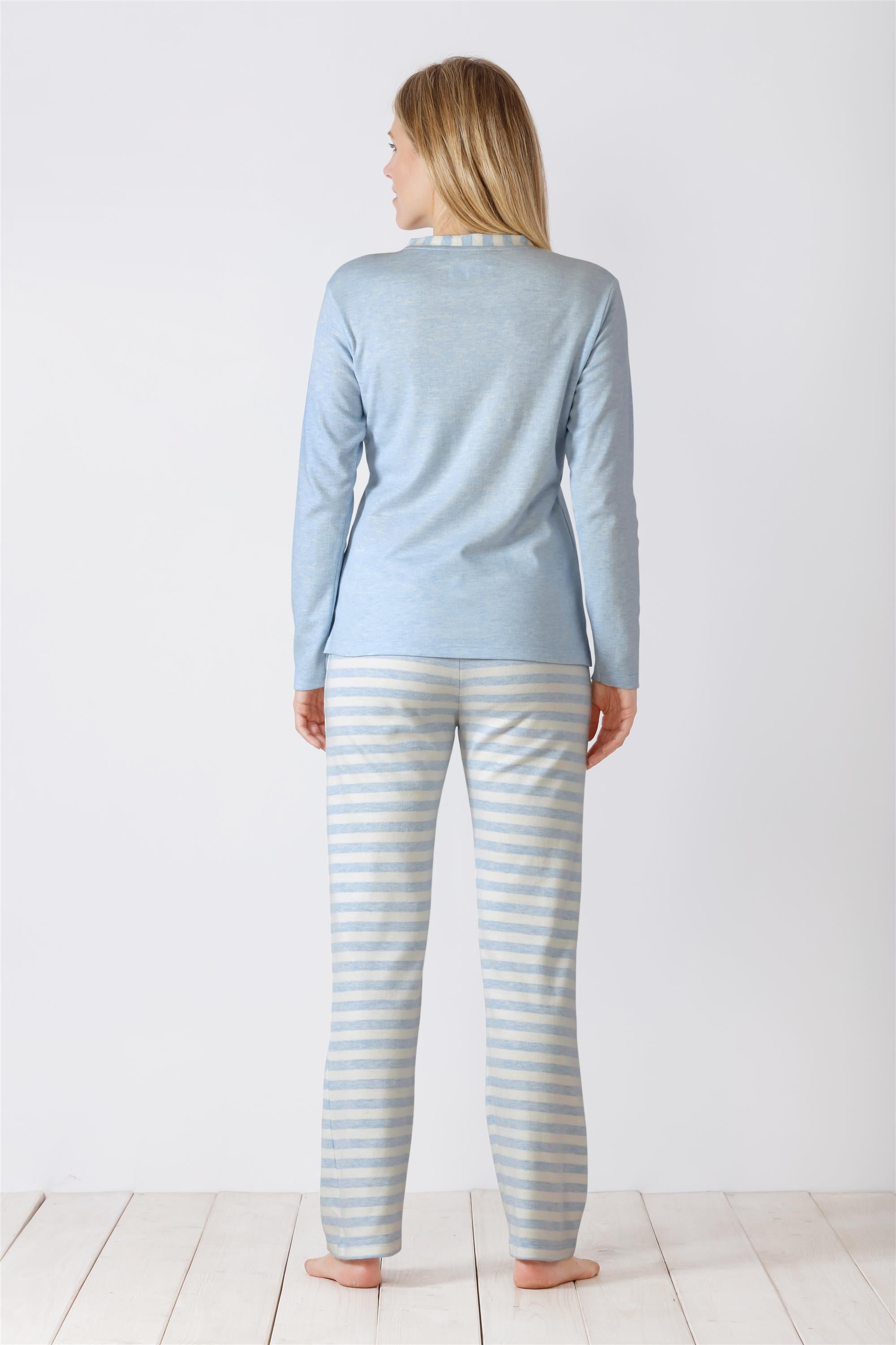 Hellblaues, langärmeliges Pyjama-Oberteil und gestreifte Pyjama-Hose für Damen.