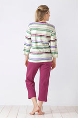 Gestreiftes langärmeliges Oberteil und Caprihose für Damen.